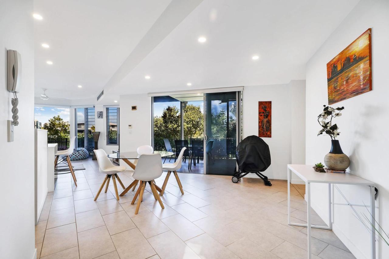 Welcoming Lakeside Getaway With Waterviews, Wifi, Pool & Park Mooloolaba Esterno foto