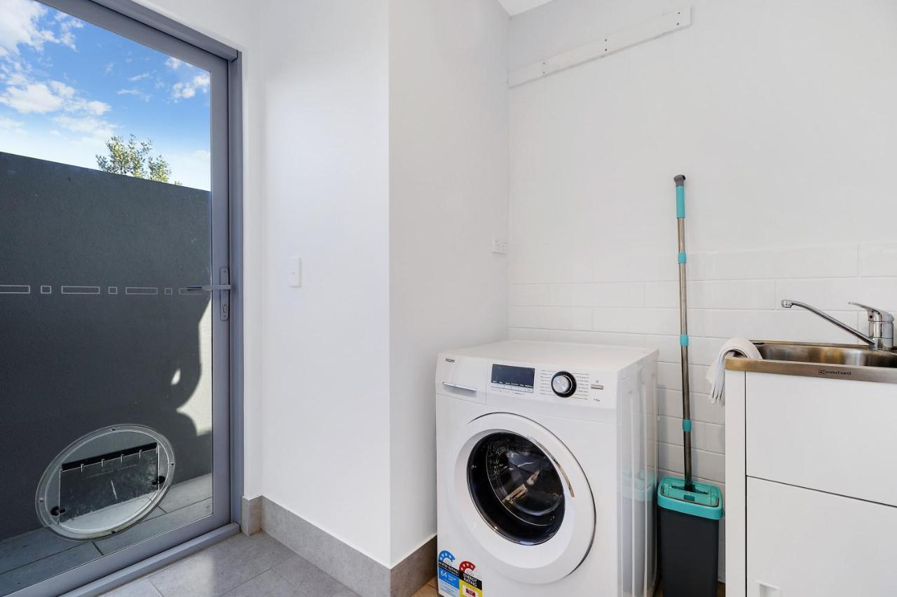 Welcoming Lakeside Getaway With Waterviews, Wifi, Pool & Park Mooloolaba Esterno foto